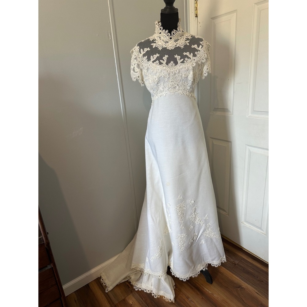Vintage 1970's Priscilla of Boston high neck lace wedding gown size S 28" waist